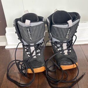 Airwalk Black and Gray Snowboard Boots with Tan Soles